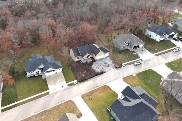 305 SW 17th Street, Oak Grove, MO 64075