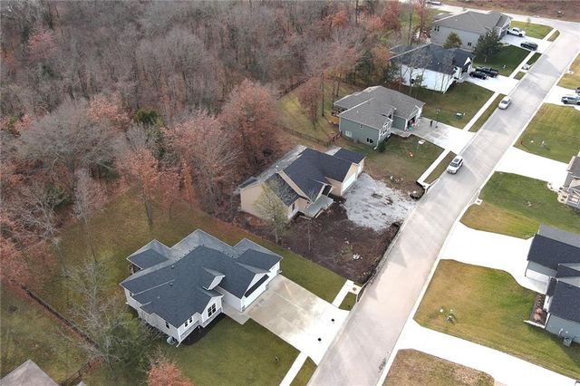 305 SW 17th Street, Oak Grove, MO 64075