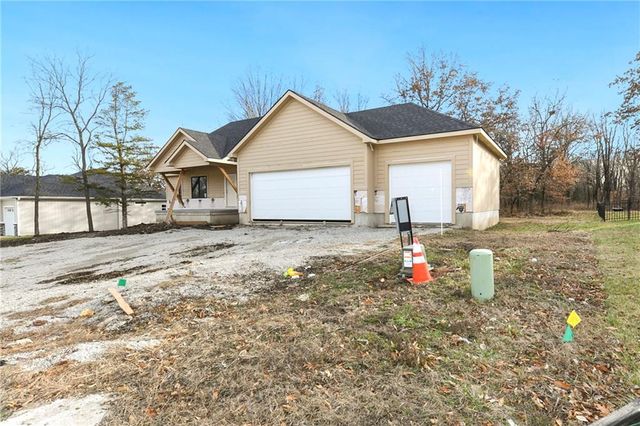 305 SW 17th Street, Oak Grove, MO 64075