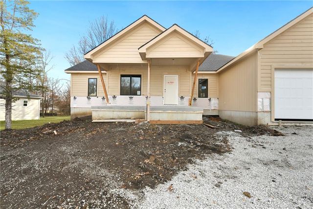 305 SW 17th Street, Oak Grove, MO 64075