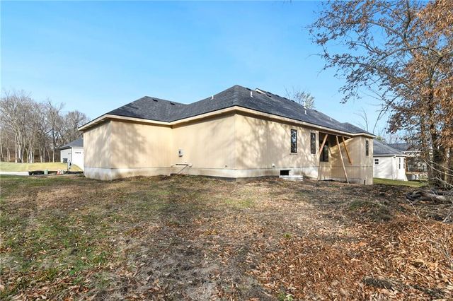 305 SW 17th Street, Oak Grove, MO 64075