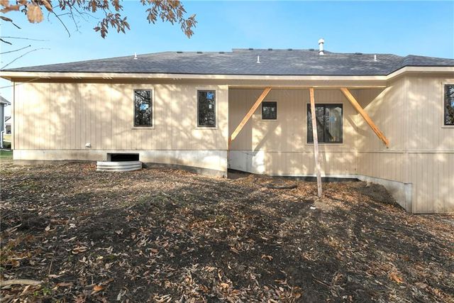 305 SW 17th Street, Oak Grove, MO 64075