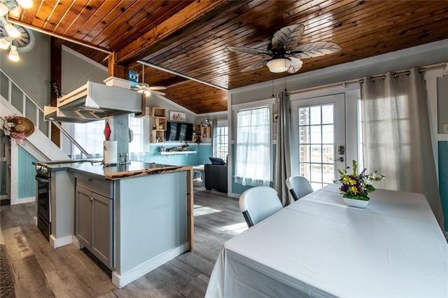 938 E Lakeside Dr, Corpus Christi, TX 78418