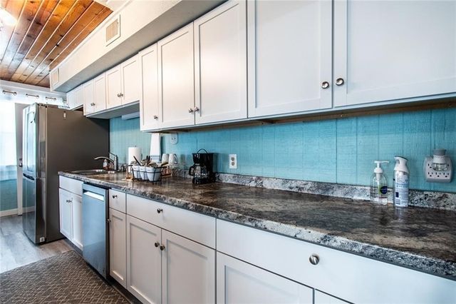 938 E Lakeside Dr, Corpus Christi, TX 78418