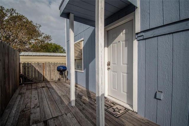 938 E Lakeside Dr, Corpus Christi, TX 78418