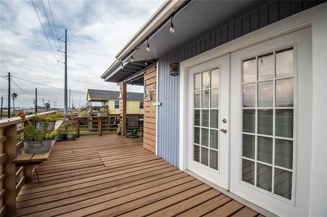 938 E Lakeside Dr, Corpus Christi, TX 78418