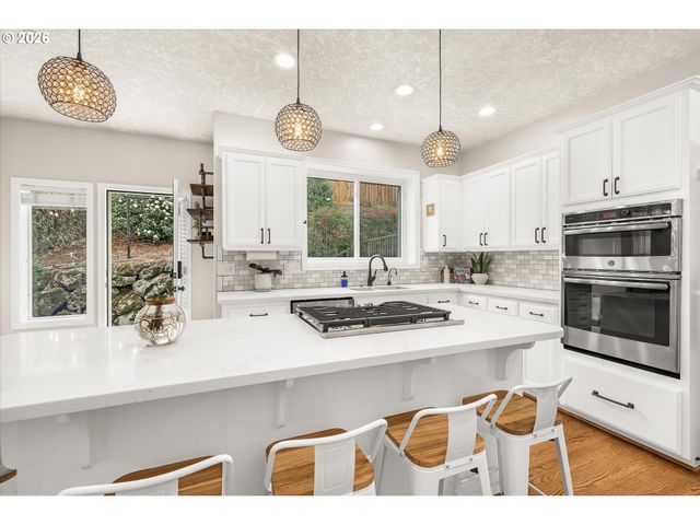 16093 Se GOOSEHOLLOW Dr, Damascus, OR 97089