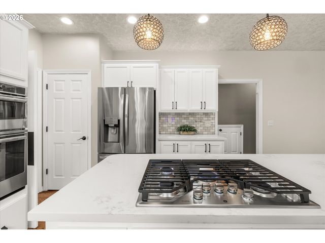 16093 Se GOOSEHOLLOW Dr, Damascus, OR 97089