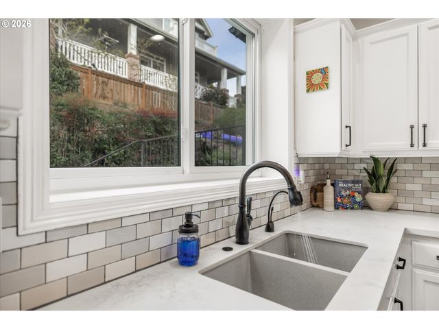 16093 Se GOOSEHOLLOW Dr, Damascus, OR 97089