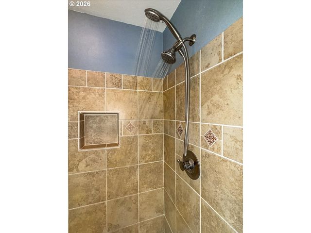 16093 Se GOOSEHOLLOW Dr, Damascus, OR 97089