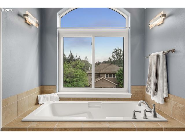 16093 Se GOOSEHOLLOW Dr, Damascus, OR 97089