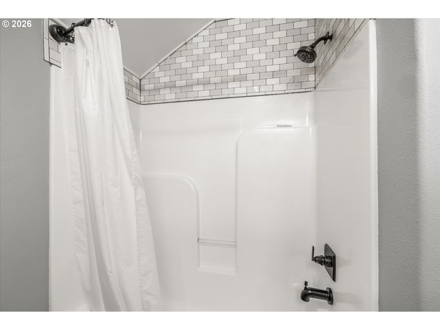 16093 Se GOOSEHOLLOW Dr, Damascus, OR 97089