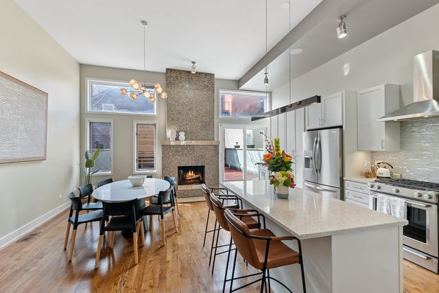 1527 W Pearson Street, Chicago, IL 60642