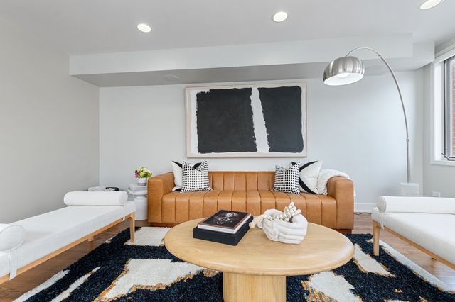 1527 W Pearson Street, Chicago, IL 60642