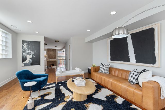 1527 W Pearson Street, Chicago, IL 60642