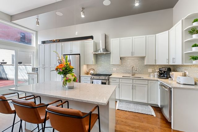 1527 W Pearson Street, Chicago, IL 60642