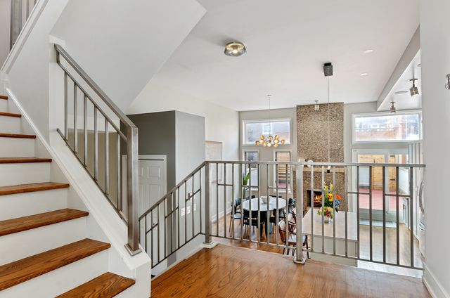 1527 W Pearson Street, Chicago, IL 60642