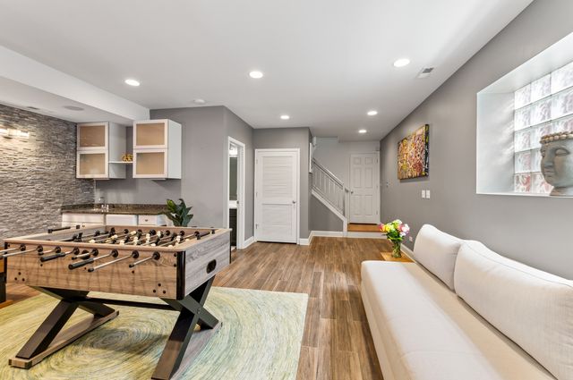 1527 W Pearson Street, Chicago, IL 60642