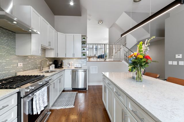 1527 W Pearson Street, Chicago, IL 60642