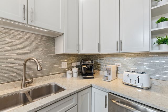 1527 W Pearson Street, Chicago, IL 60642