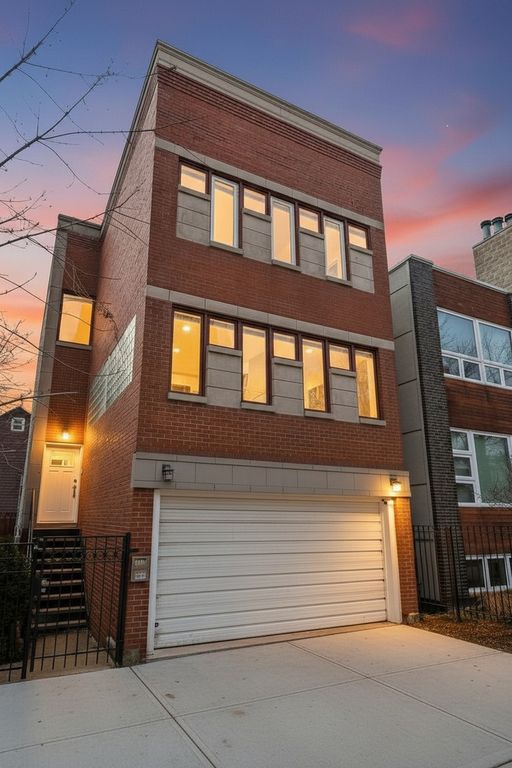 1527 W Pearson Street, Chicago, IL 60642