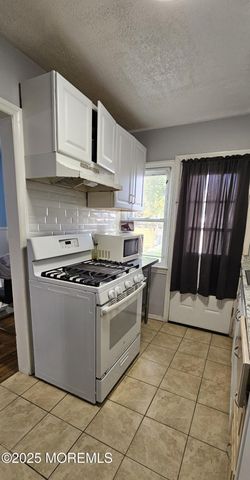 52 Martin Terrace, Woodbridge, NJ 07095