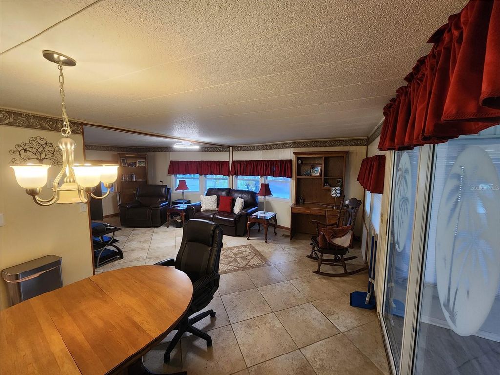 Image 4 of property listing at 808 53RD AVENUE E 110, Bradenton, FL 34203