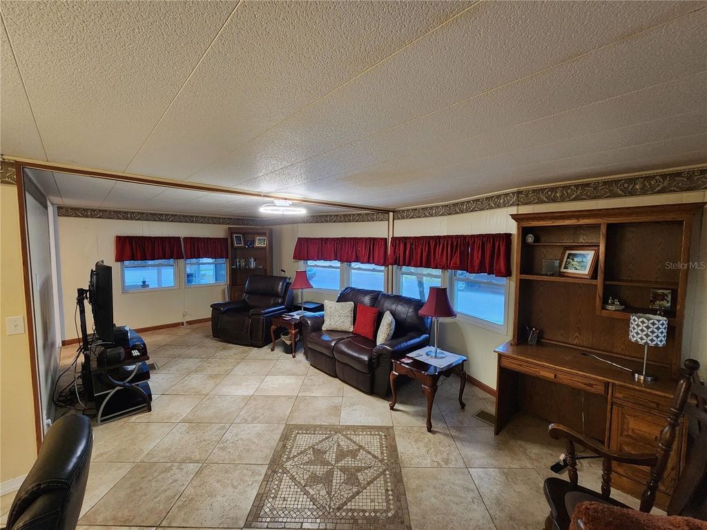 Image 5 of property listing at 808 53RD AVENUE E 110, Bradenton, FL 34203
