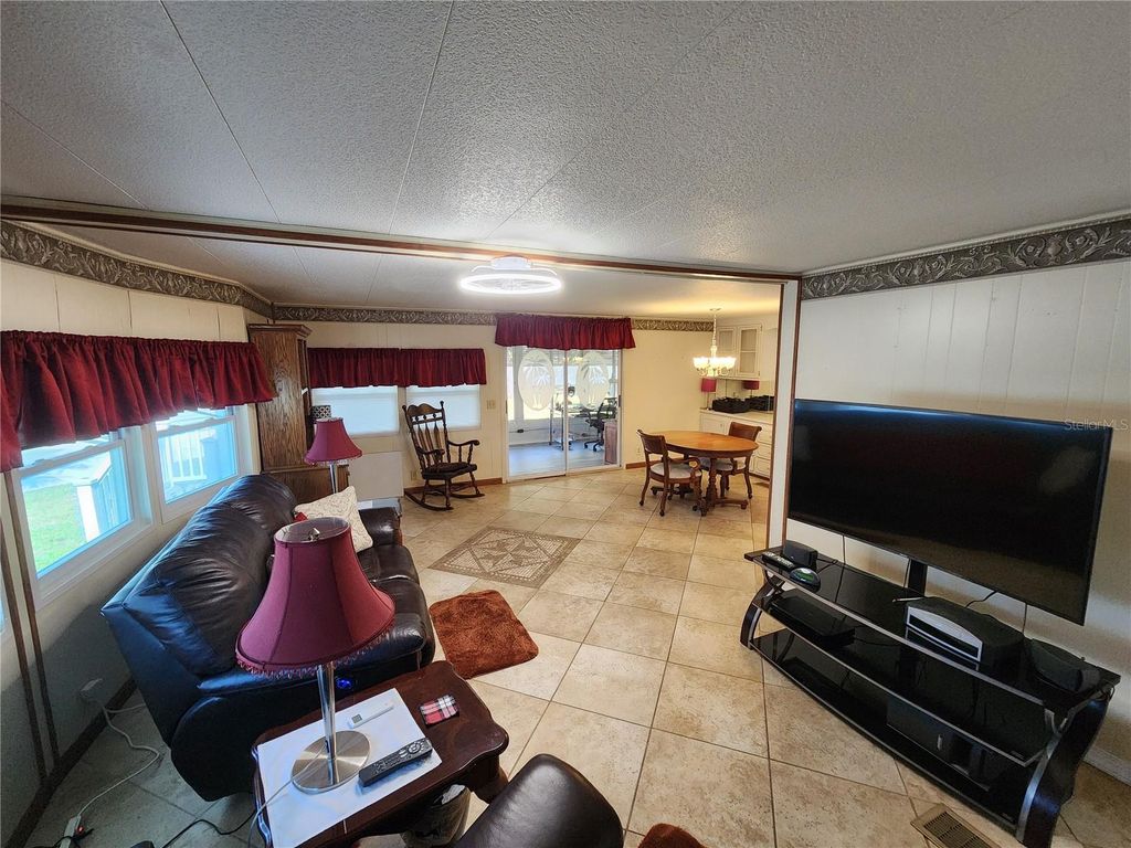 Image 6 of property listing at 808 53RD AVENUE E 110, Bradenton, FL 34203