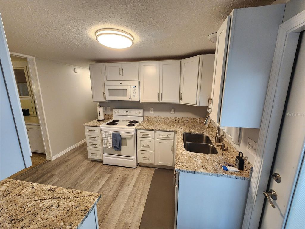 Image 7 of property listing at 808 53RD AVENUE E 110, Bradenton, FL 34203