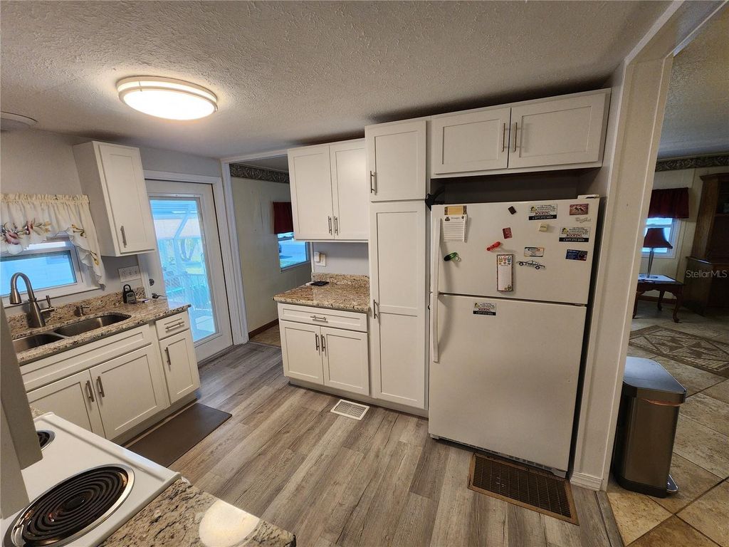 Image 8 of property listing at 808 53RD AVENUE E 110, Bradenton, FL 34203