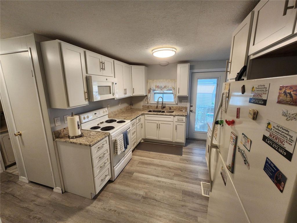 Image 9 of property listing at 808 53RD AVENUE E 110, Bradenton, FL 34203