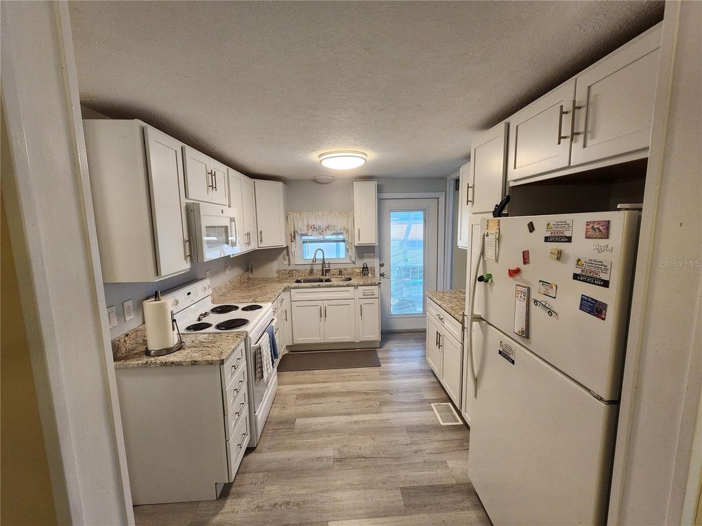 Image 10 of property listing at 808 53RD AVENUE E 110, Bradenton, FL 34203