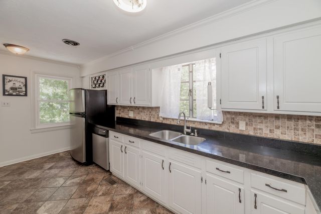 1112 Dogwood Drive, Kingston, TN 37763