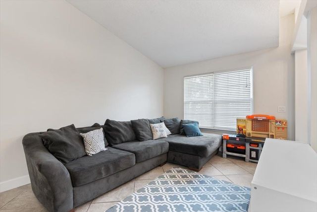 2066 E Forest Gate Dr, Jacksonville, FL 32246