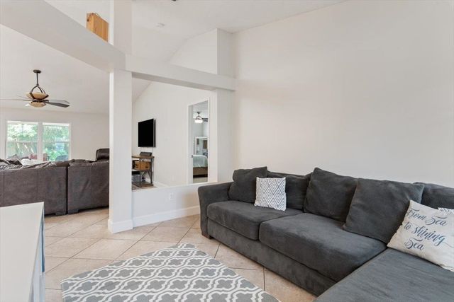 2066 E Forest Gate Dr, Jacksonville, FL 32246