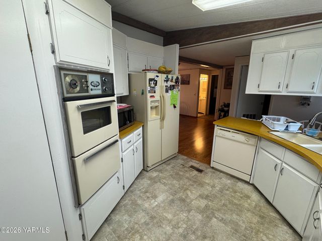 55 W Washington Ave 202, Yakima, WA 98903