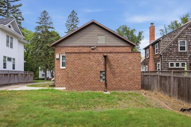618 6th Street S, Moorhead, MN 56560