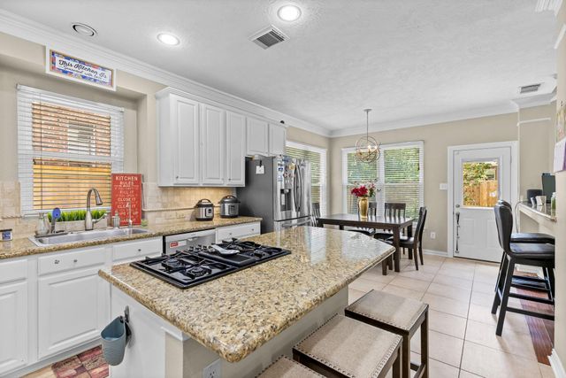 27 E Artist Grove Circle, The Woodlands, TX 77382