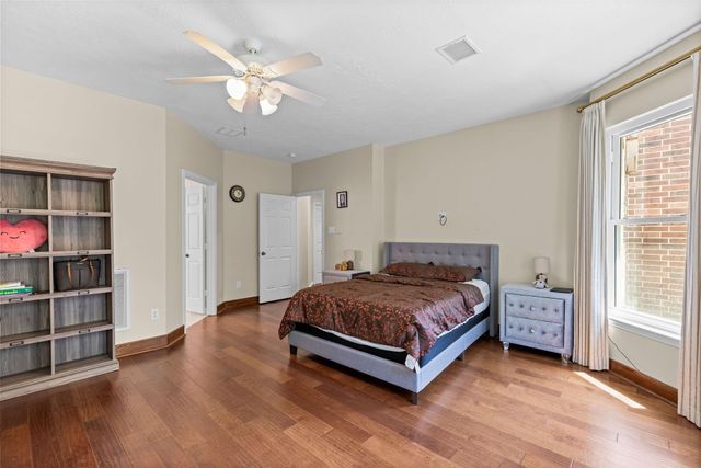 27 E Artist Grove Circle, The Woodlands, TX 77382