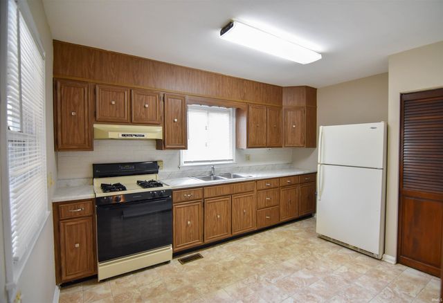 1114 S Englewood Avenue, Evansville, IN 47714