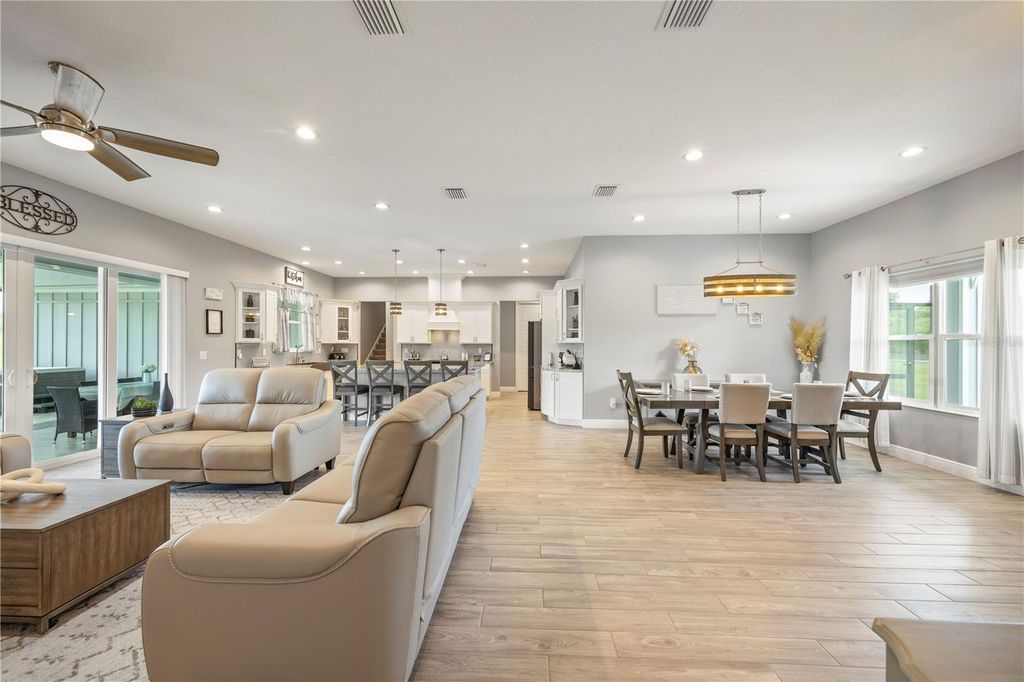 Image 11 of property listing at 1679 E COUNTY ROAD 462, Wildwood, FL 34785