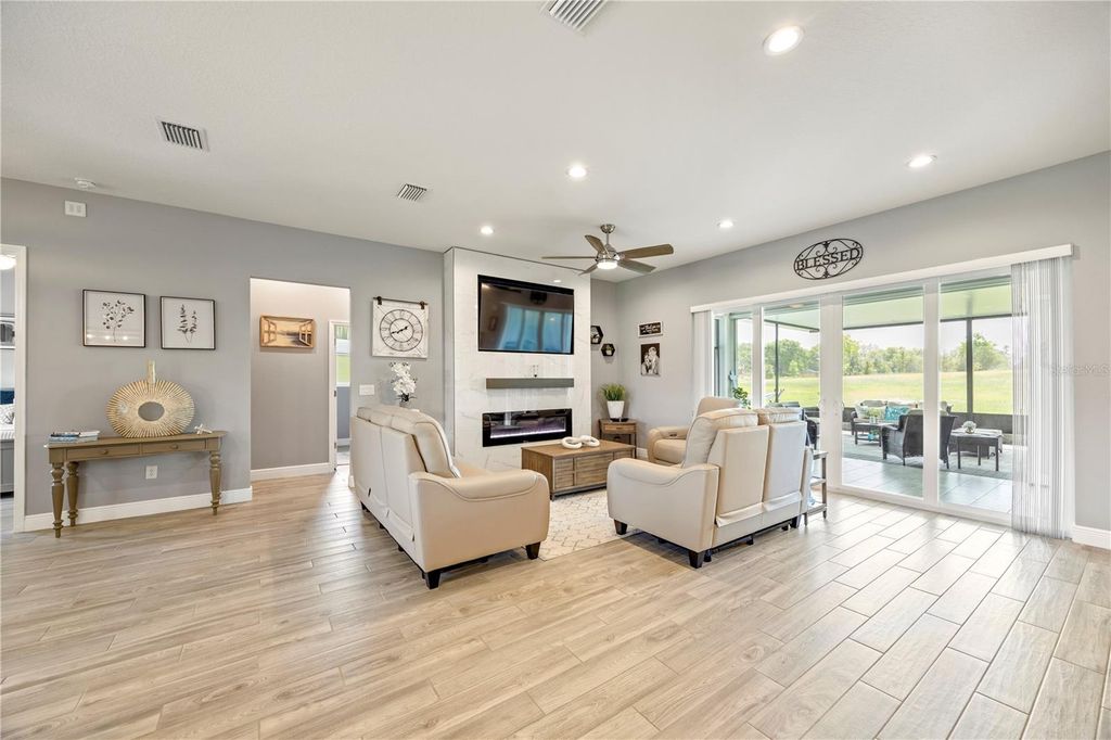 Image 18 of property listing at 1679 E COUNTY ROAD 462, Wildwood, FL 34785