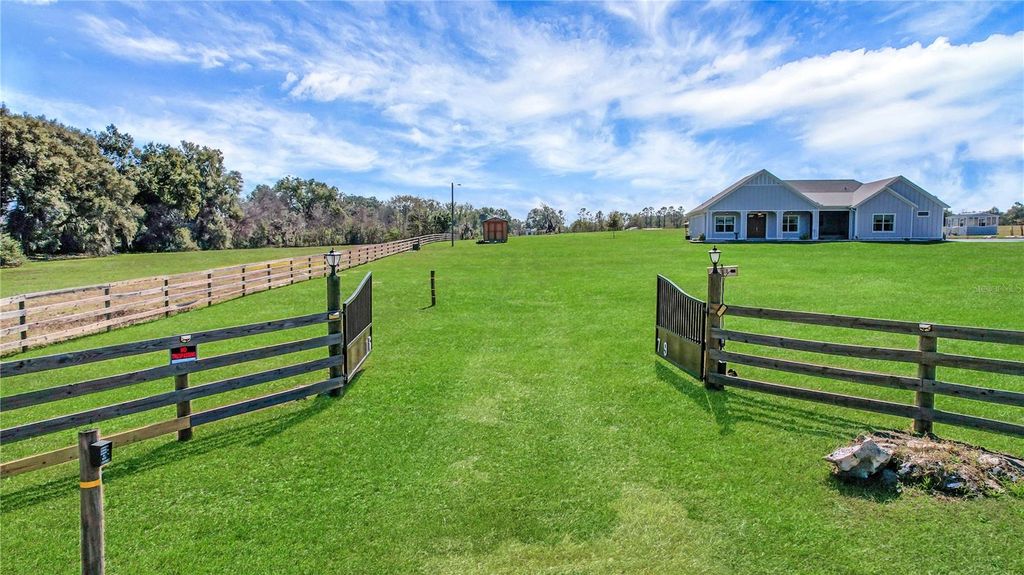 Image 3 of property listing at 1679 E COUNTY ROAD 462, Wildwood, FL 34785