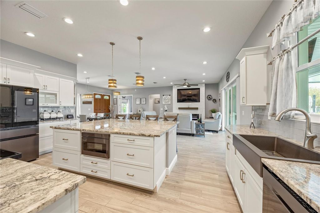 Image 33 of property listing at 1679 E COUNTY ROAD 462, Wildwood, FL 34785