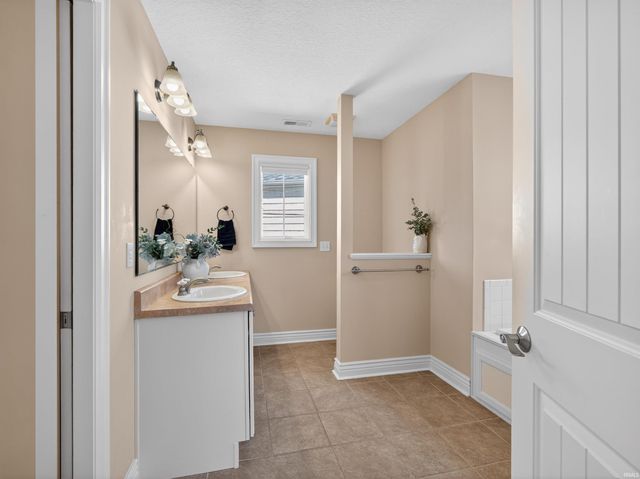 8099 E Rosella Street, Syracuse, IN 46567