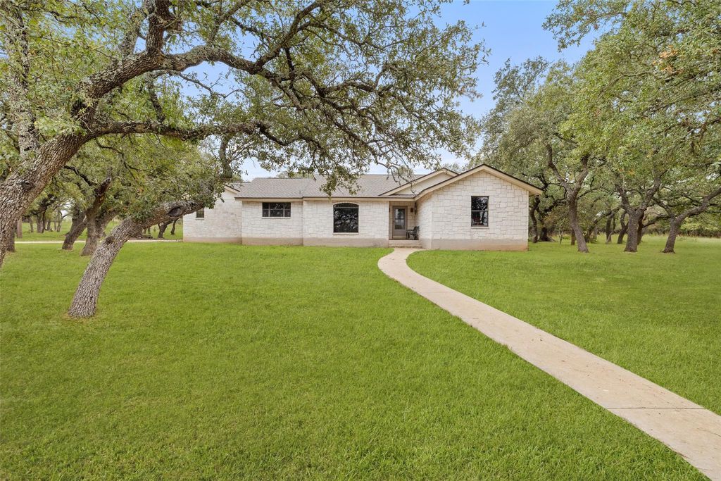 15 Encinitas DR, Johnson City, TX 78636