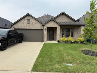 645 Olympic Way, Red Oak, TX 75154
