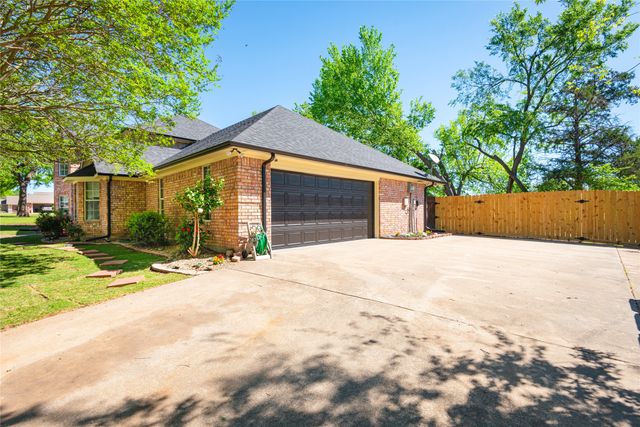 2020 Arbor Bend Street, Bonham, TX 75418