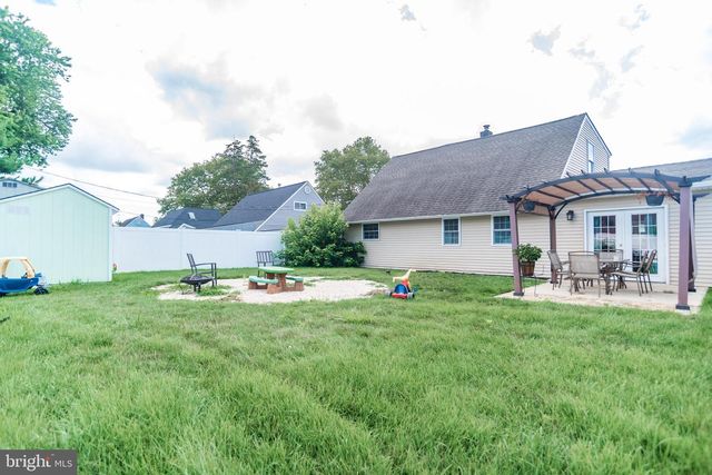 70 HUCKLEBERRY LN, Levittown, PA 19055